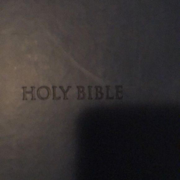 Holy Bible large version large print New King James Version - Picture 2 of 4